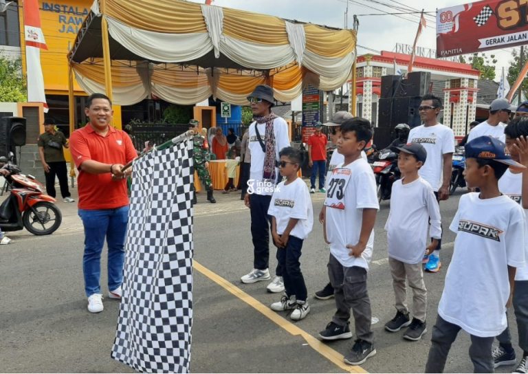 Camat Dukun Gunawan Purna Atmaja saat melepas peserta gerak jalan. (Foto: Ist/Infogresik)