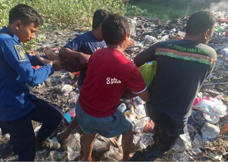 Warga bersama petugas Damkarla Gresik saat melakukan evakuasi korban tenggelam bernama Satuni. (Foto: Ist/Infogresik)