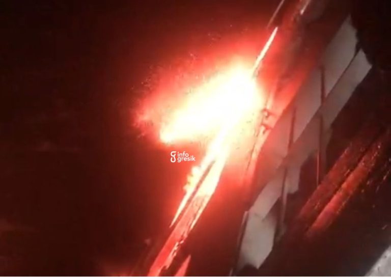 Salah satu bagian Kapal Gili Iyang dengan tujuan Pulau Bawean yang terbakar. (Foto: Ist/Infogresik)