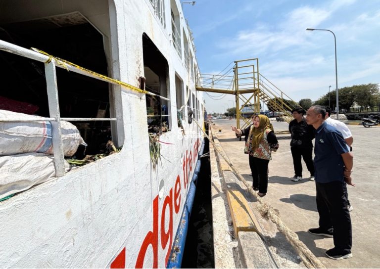 Peduli Penumpang Kapal Gili Iyang di Pelabuhan Gresik, Pengurus APBMI dan ALFI Bagikan Ratusan Nasi Kotak Pengurus Asosiasi Logistik dan Forwarder Indonesia (ALFI) serta Asosiasi Perusahaan Bongkar Muat Indonesia (APBMI), Ricke Mayumi dan Yuliati, didampingi pengurus ASDP, meninjau kondisi Kapal Gili Iyang yang terbakar. (Foto: Khanif Rosidin/Infogresik)