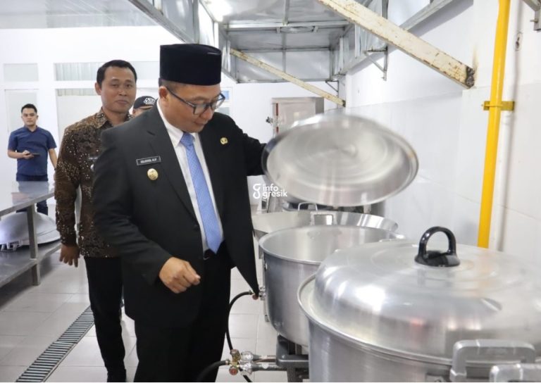 Wakil Bupati Gresik, dr. Alif, didampingi Camat Kebomas, Tri Joko Efendi, saat meninjau dapur MBG di Kecamatan Kebomas. (Foto: Ist/INFOGRESIK)