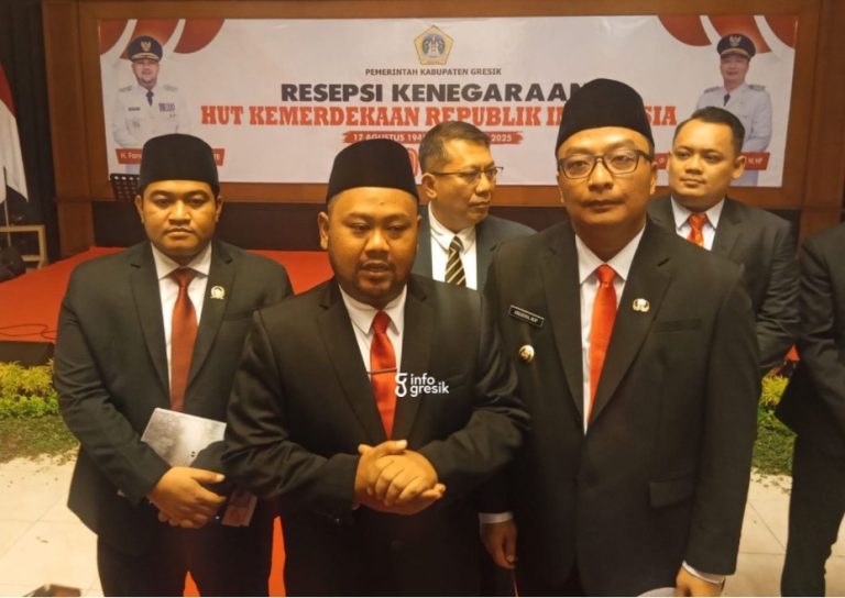 Berlaku Sebulan, Pemkab Gresik Berikan Diskon Pajak hingga 80 Persen untuk PBB dan BPHTB Bupati Gresik, Fandi Akhmad Yani, didampingi Wakil Bupati dr. Asluchul Alif dan Ketua DPRD Gresik, M. Syahrul Munir, saat mengumumkan diskon pajak. (Foto: Ist/Infogresik)
