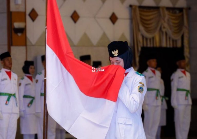 Salah satu Paskibraka Kabupaten Gresik saat mencium bendera Merah Putih usai dikukuhkan. (Foto: Ist/Infogresik)