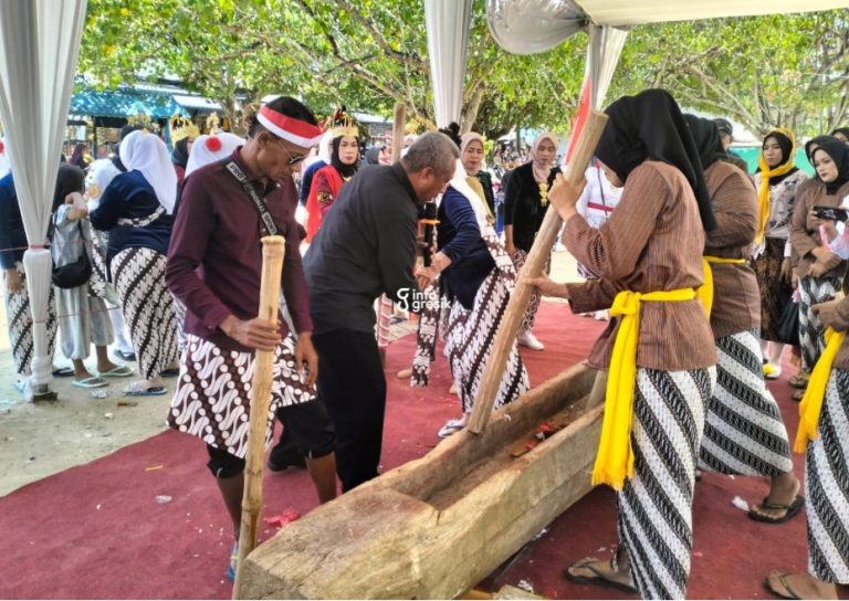 Festival Gejog Lesung Hibur Pengunjung di Wisata Dalegan Gresik Suasana Festival gejog Lesung di Wisata Alam Pasir Putih Dalegan. (Foto: Ist/Infogresik)