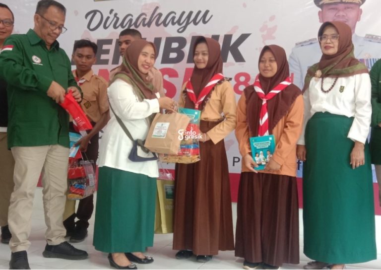 Istri Dokter Gresik Sumbang Kacamata Hingga Makanan Bergizi untuk Siswa Sekolah Rakyat Ketua IIDI Gresik dr. Titin Ekowati saat menyerahkan bantuan untuk siswa SRMA. (Foto: Ist/Infogresik)