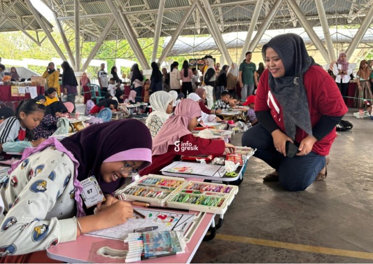 Anggota DPRD Gresik Ricke Mayumi saat melihat peserta lomba mewarnai damar kurung di WEP. (Foto: Khanif Rosidin/Infogresik)