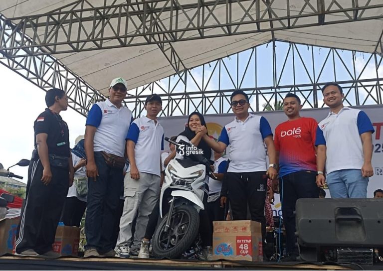 Eni peraih sepeda motor saat bersalaman dengan Anggota DPR RI Jiddan. (Foto: Ist/Infogresik)