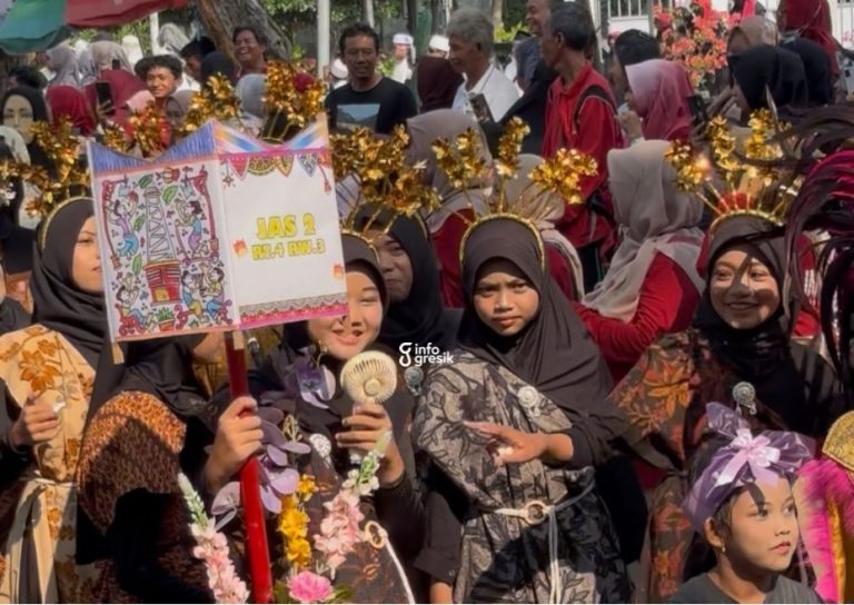 Salah satu peserta karnaval Sidokumpul yang membawa damar kurung. (Foto: Khanif Rosidin/Infogresik)