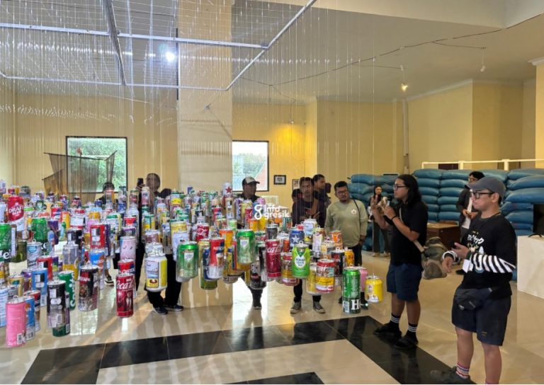 Karya Bintang Tanatimur berupa instalasi dari ribuan kaleng bekas minuman dan makanan yang disusun sepanjang 12 meter. Kaleng-kaleng tersebut digantung hingga membentuk visual menyerupai ombak. (Foto: Khanif Rosidin/INFOGRESIK)