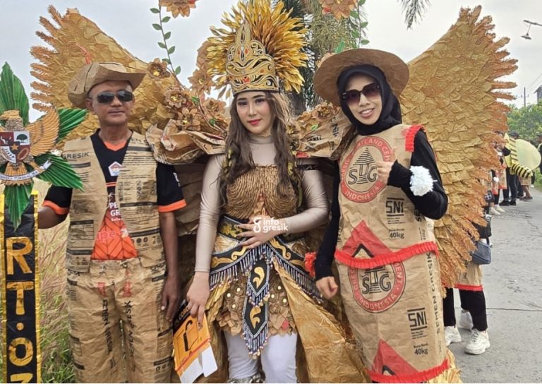 Warga RT 03 Desa Tanggulrejo saat mengenakan pakaian dari sak semen di karnaval desa. (Foto: Ist/Infogresik)