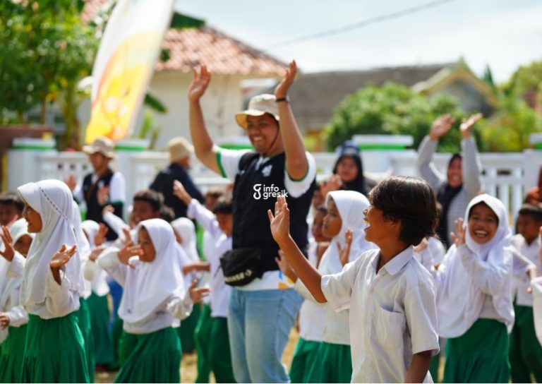 Bantu Perbaikan Infrastruktur hingga Pendidikan, Cara Insan Petrokimia Gresik Berkontribusi Nyata untuk Masyarakat Anak-anak Pulau Talango, Madura, tampak antusias mengikuti kegiatan yang diadakan oleh insan Petrokimia Gresik. (Foto: Ist/INFOGRESIK)