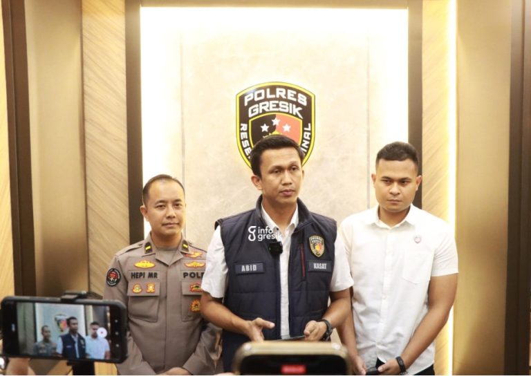 Satu Orang Ditetapkan Jadi Tersangka dalam Kasus Tambang Galian C Ilegal di Bungah Kasatreskrim Polres Gresik AKP Abid Uais Al-Qarni (tengah) saat memberikan penjelasan. (Foto: Ist/Infogresik)