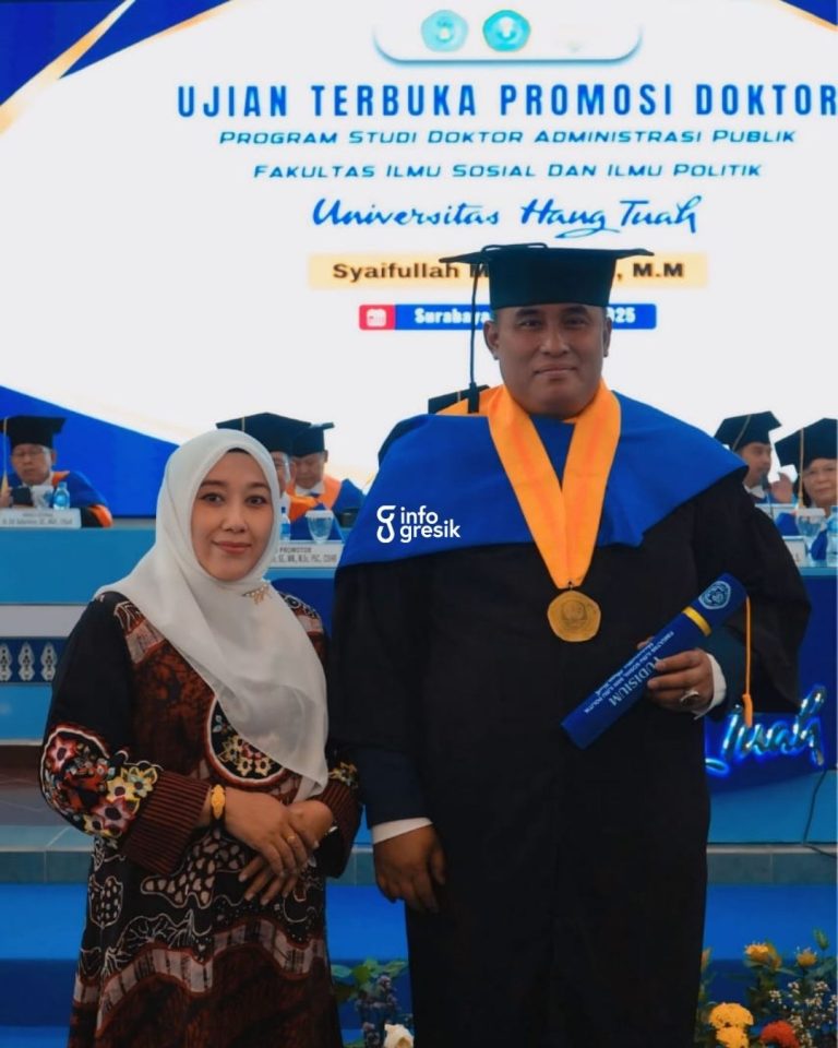 Kades Pangkahwetan Dr. Syaifullah Mahdi, S.H., M.M bersama istri usai lulus ujian terbuka promosi doktor di Universitas Hang Tuah Surabaya. (Foto: Ist/Infogresik