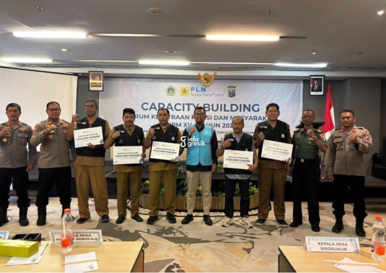 Songsong Era Kendaraan Listrik, PLN Nusantara Power UP Gresik Gandeng Polres Gelar Sosialisasi Tertib Berlalu Lintas Suasana penyerahan voucher penyemprotan nyamuk demam berdarah oleh Manager Business Support PT PLN NP UP Gresik, Satriyo Bekti Wibowo, bersama tamu undangan. (Foto: Ist/Infogresik)