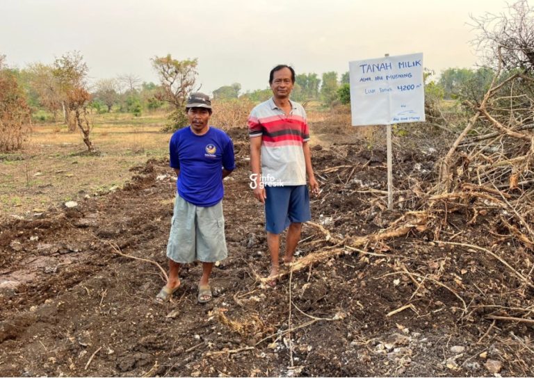 Dua petani Desa Melirang Bungah yang lahannya diratakan perusahaan. (Foto: Ist/Infogresik)