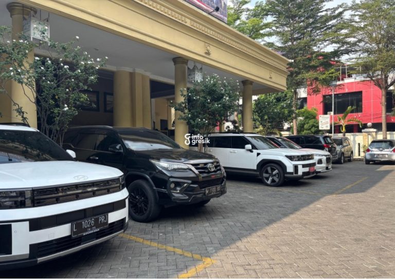 Pimpinan DPRD Gresik ‘Nganyari’ Mobil Dinas Ratusan Juta Disorot, Syahrul Sebut Masyarakat Bisa Meminjam Penampakan mobil Dinas Pimpinan DPRD Gresik jenis Santa Fe yang terparkir di Kantor DPRD Gresik. (Foto: Khanif Rosidin/Infogresik)