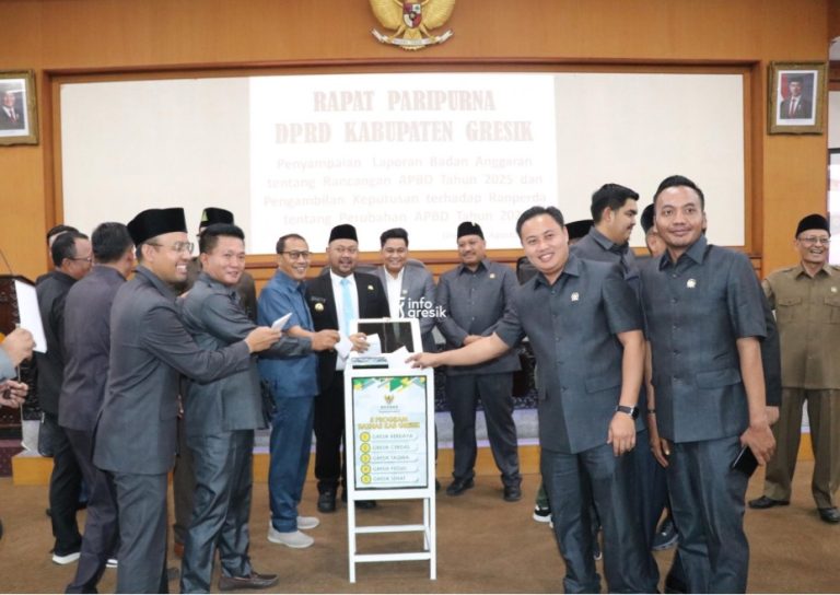 Dukung Beasiswa Siswa Miskin hingga Aksi Sosial, DPRD Gresik Teken MoU dengan Baznas Pimpinan dan anggota DPRD Gresik menyalurkan sedekah usai menandatangani nota kesepakatan dengan Baznas Gresik dalam Rapat Paripurna, Jumat (29/8/2025). (Foto: Ist/Infogresik)