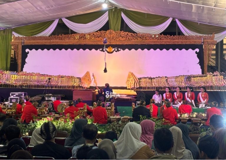 Bukan Sekadar Tontonan, Petrokimia Gresik Harapkan Wayang Kulit Jadi Tuntunan Dalang Ki Anom Dwijokangko saat membawakan lakon Banjaran Narayana di SOR Tri Dharma Petrokimia Gresik. (Foto: Khanif Rosidin/INFOGRESIK)
