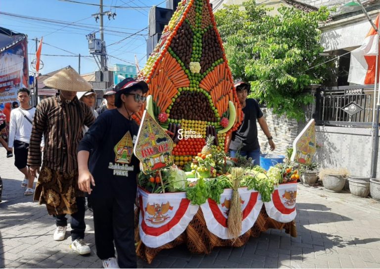 Salah satu peserta sedekah bumi Desa Padeg. (Foto: Ist/Infogresik)