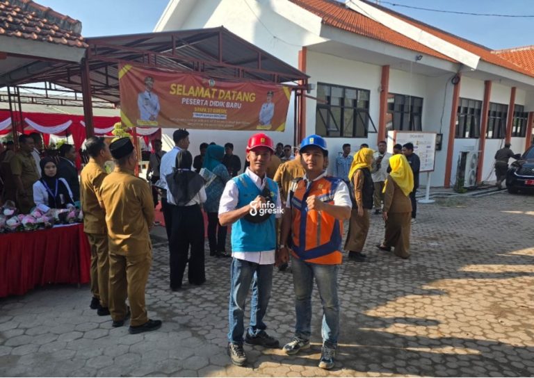 Personel PLN UP3 Gresik saat pelaksanaan MPLS di SRMA 37 Gresik. (Foto: Ist/Infogresik)