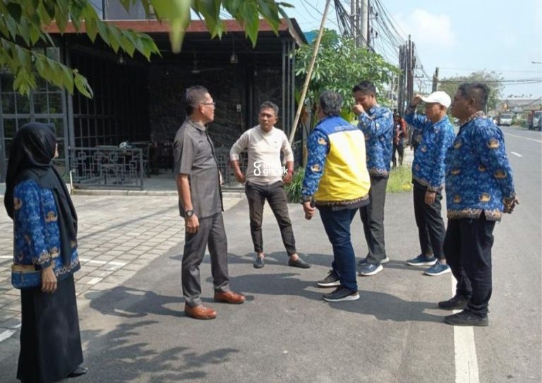 Wakil Ketua Komisi III DPRD Gresik, Abdullah Hamdi, saat meninjau kondisi jalan di Kecamatan Menganti. (Foto: Ist/Infogresik)