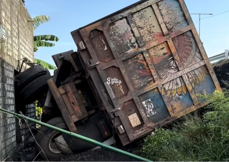 Kecelakaan tunggal, Dump Truk Bermuatan Batu Bara Terperosok di Ruas Tol Manyar–Bunder Gresik Kondisi dump truk bermuatan batu bara yang mengalami kecelakaan di ruas Tol Manyar–Bunder. (Foto: Ist/Infogresik)