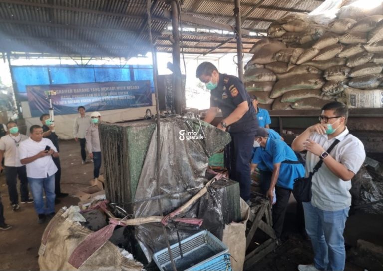 Jutaan Batang Rokok dan Arak Ilegal Dimusnahkan Bea Cukai Gresik, Nilainya Capai Miliaran Suasana pemusnahan rokok dan MME oleh Bea Cukai Gresik. (Foto: Ist/Infogresik)