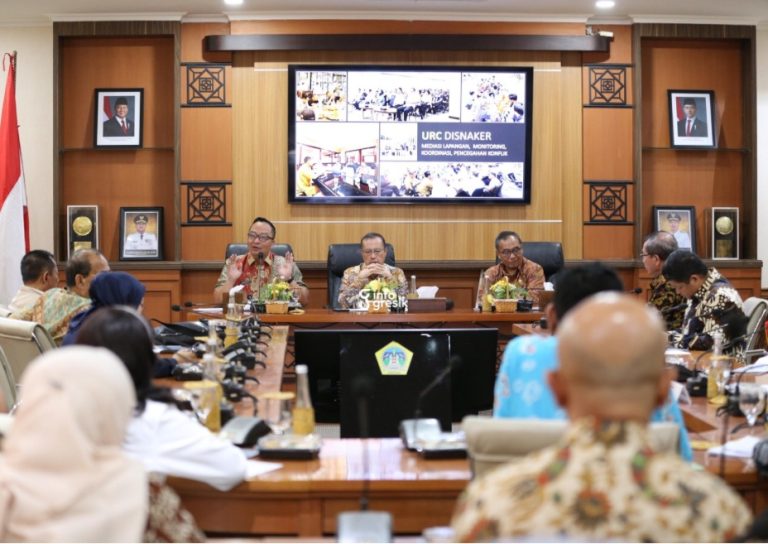 Ketua Komisi IX DPR RI, Yahya Zaini bersama anggota saat bertemu Wabup Gresik dr. Asluchul Alif. (Foto: Ist/Infogresik)