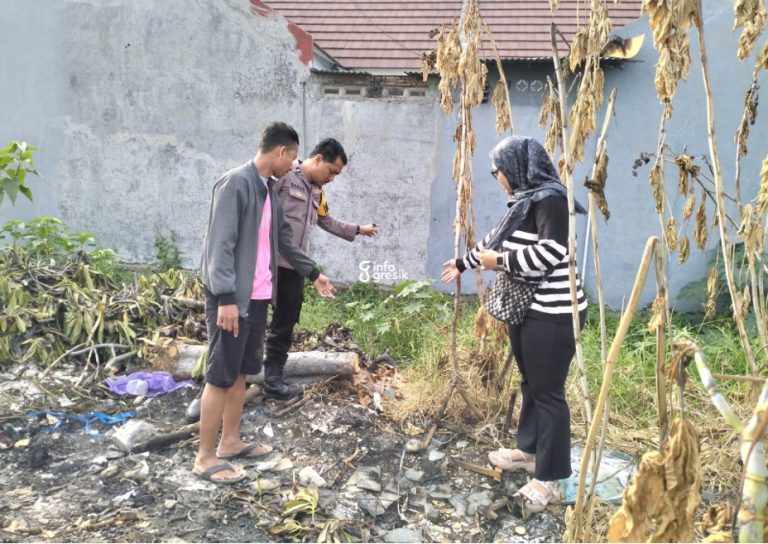 Petugas Polsek Manyar bersama warga menunjukkan lokasi penemuan bayi. (Foto: Ist/Infogresik)