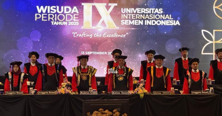 Momen Wisuda UISI di Hotel Aston Gresik. (Foto: Khanif Rosidin/Infogresik)