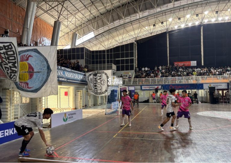 Suasana pertandingan final futsal antara tim SMA Negeri 1 Manyar melawan SMA Negeri 1 Kebomas. (Foto: Khanif Rosidin/Infogresik)