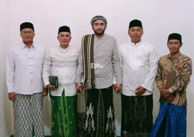 Kepala Desa Turirejo bersama Habib AEH dan tokoh masyarakat. (Foto: Ist/Infogresik)
