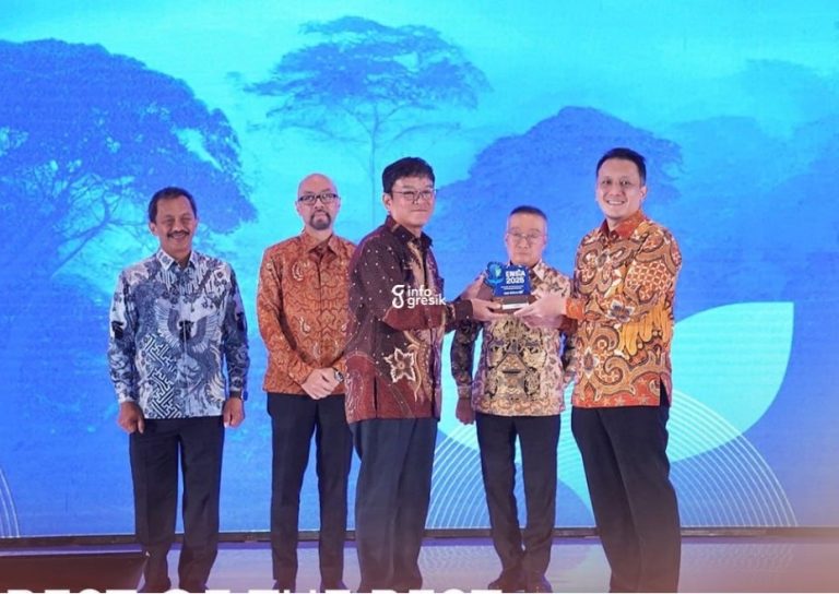 Wakil Menteri Lingkungan Hidup, Diaz Hendropriyono saat menyerahkan Penghargaan Best of The Best Kepada Direktur PT Smelting Ryuichi Hasegawa di Hotel Bidakara Jakarta. (Foto: Ist/Infogresik)