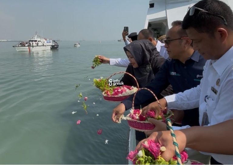 Kepala KSOP Kelas II Gresik, Capt. Herbert Elisa Paruntungan Marpaung, bersama pengurus APBMI dan ALFI Ricke Mayumi, Asisten I Sekda Gresik Suprapto, serta tamu undangan, saat tabur bunga di perairan Gresik. (Foto: Khanif Rosidin/Infogresik)