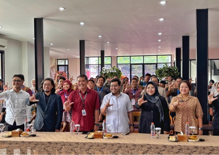 Ketua Gekraft Jatim, Rian Septrianto Maulana, bersama Kabid Diskominfo Jatim, Putut Darmawan, perwakilan komunitas, Ricke Mayumi, serta puluhan peserta dalam acara Cerdas Digital. (Foto: Khanif Rosidin/Infogresik)