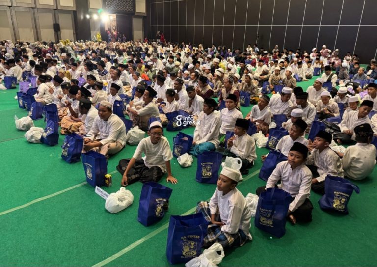 PT Dharma Lautan Utama Santuni Ratusan Anak Yatim di Momen Harhubnas Ratusan anak yatim tampak gembira usai menerima santunan dari DLU di Hotel Aston Gresik. (Foto: Ist/Infogresik)