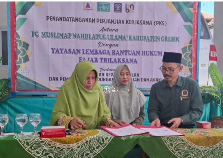 Proses penandatanganan perjanjian kerja sama antara YLBH Fajar Trilaksana dengan PC Muslimat NU Gresik. (Foto: Ist/Infogresik)