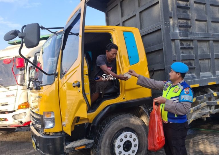 Polsek Sidayu Bagikan Nasi Bungkus untuk Sopir Truk yang Tertib Aturan Petugas Polsek Sidayu membagikan nasi bungkus kepada sopir truk di TKP Ngawen. (Foto: Ist/Infogresik)
