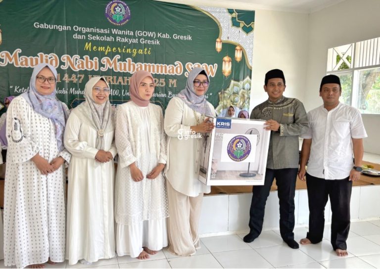 Gelar Maulid Nabi di Sekolah Rakyat, GOW Gresik Bagikan Hadiah Alat Tulis hingga Kipas untuk Siswa Ketua GOW Gresik, dr. Shinta Puspitasari, menyerahkan bantuan kipas angin kepada Kepala SRMA 37 Gresik, Rangga Pratama. (Foto: Khanif Rosidin/Infogresik)