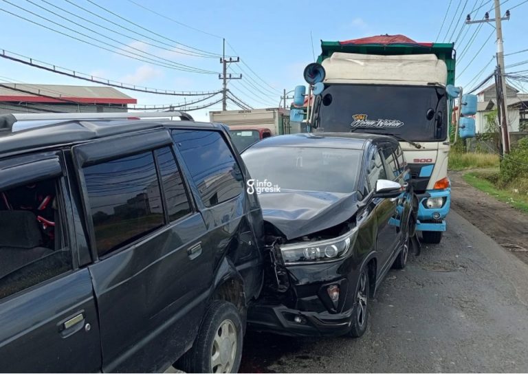 Sopir Truk Tak Perhatikan Depan Jadi Penyebab Laka Beruntun di Manyar Kondisi mobil yang terlibat kecelakaan beruntun di dekat Jembatan Manyar. (Foto: Ist/Infogresik)