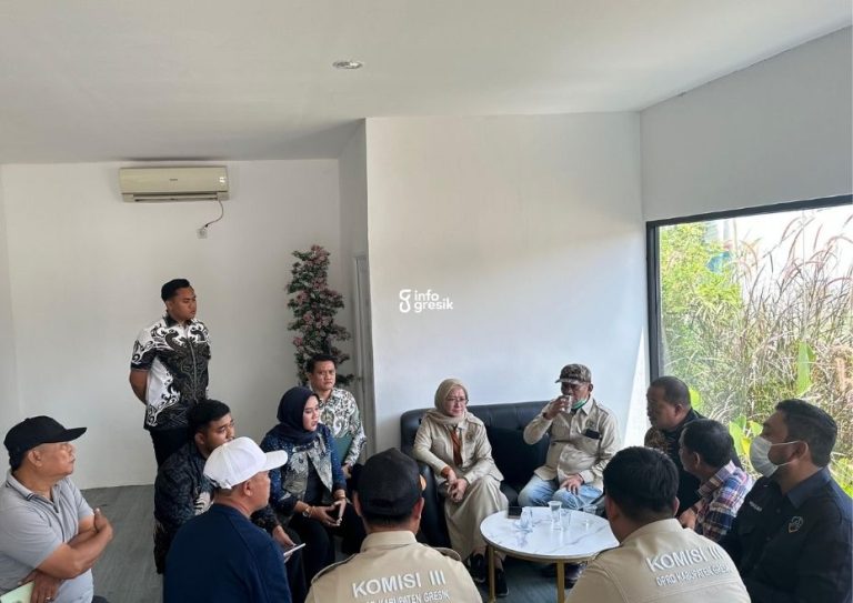 Suasana sidak Komisi III DPRD Gresik di Perumahan The Oso, Kedamean. (Foto: Ist/Infogresik)