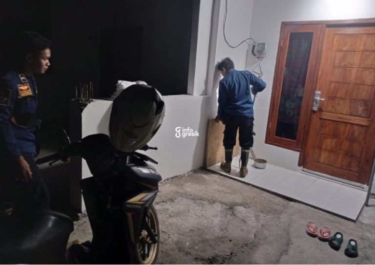 Dari Evakuasi Ular hingga Sarang Tawon, Jadi Kesibukan Tim Damkarla Gresik di Akhir Pekan Proses evakuasi ular oleh petugas Pos Damkarla Menganti pada dini hari. (Foto: Ist/Infogresik)