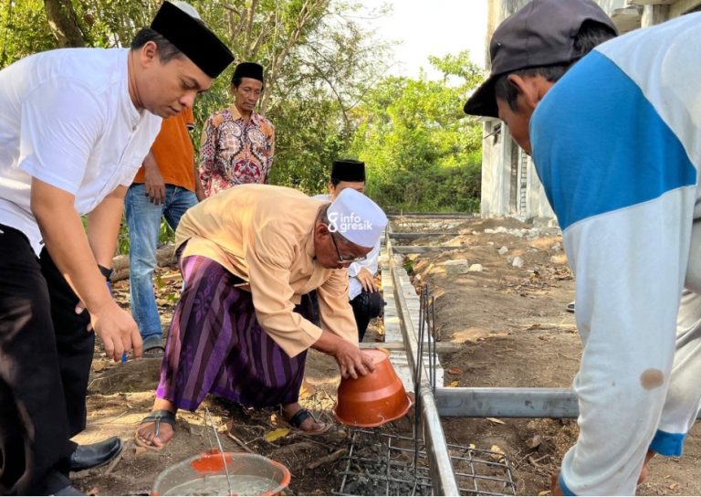 Prosesi peletakan batu pertama pembangunan Dapur MBG oleh Pengasuh Pondok Pesantren Al-Muniroh, Romo KH. Mahmudi Ambar. (Foto: Ist/Infogresik)