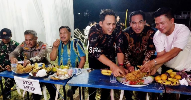 Kepala Desa Sidowungu, Suedi, bersama Camat Menganti, Bagus Arif Jauh Hari; Wakil Ketua DPRD Gresik, Mujid Riduan; Anggota DPRD Gresik Fraksi Golkar sekaligus Ketua DPD Golkar Gresik, Wongso Negoro; serta perwakilan Koramil dan Kapolsek Menganti saat menikmati kuliner ayam. (Foto: Ist/Infogresik)