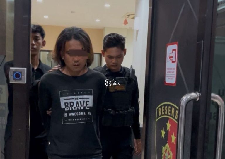 Pelaku penusukan saat diamankan di Mapolres Gresik. (Foto: Ist/Infogresik)