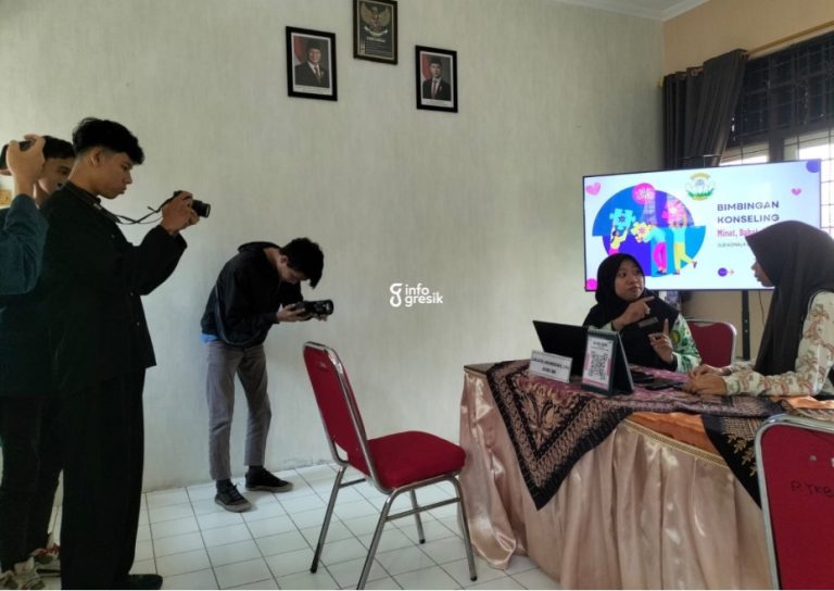 Ayo Dukung, Tiga Pelajar SLB Kemala Bhayangkari 2 Gresik Wakili Jatim di Ajang Film Pendek Kemendikbudristek Tiga siswa SLB Kemala Bhayangkari 2 Gresik saat proses syuting film pendek Aksara Sang Renjana. (Foto: Ist/Infogresik)