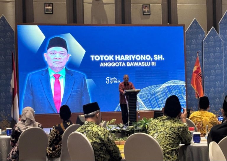 Anggota Bawaslu RI, Totok Hariyono, saat kegiatan Penguatan Kelembagaan Pengawas Pemilu bertema “Transformasi Bawaslu Gresik: Menuju Lembaga yang Modern, Adaptif, dan Informatif” yang digelar Bawaslu Gresik di Hotel Aston Gresik. (Foto: Khanif Rosidin/Infogresik)