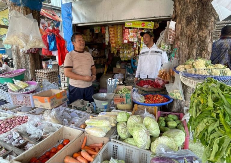 Anggota Komisi II DPRD Gresik, Dimas Setio Wicaksono, saat berbincang dengan salah satu pedagang di Pasar Sidayu. (Foto: Ist/Infogresik)