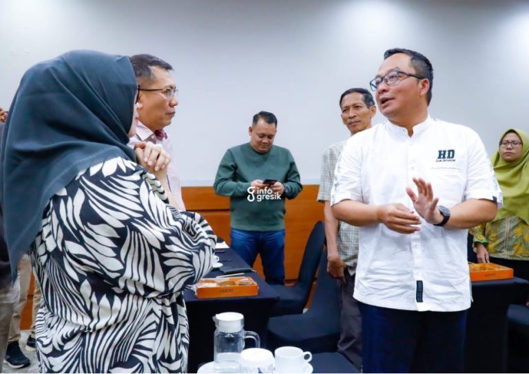 Wabup Gresik, dr. Asluchul Alif, saat berbincang dengan Kepala BPPKAD, Andhy Hendro Wijaya, beserta jajarannya. (Foto: Ist/Infogresik)