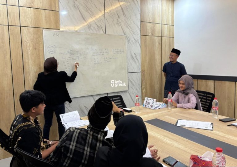 Anggota DPRD Gresik, Muhammad Ainul Yaqin, saat melihat proses belajar Bahasa Mandarin di Kantor Desa Manyarejo. (Foto: Khanif Rosidin/Infogresik)